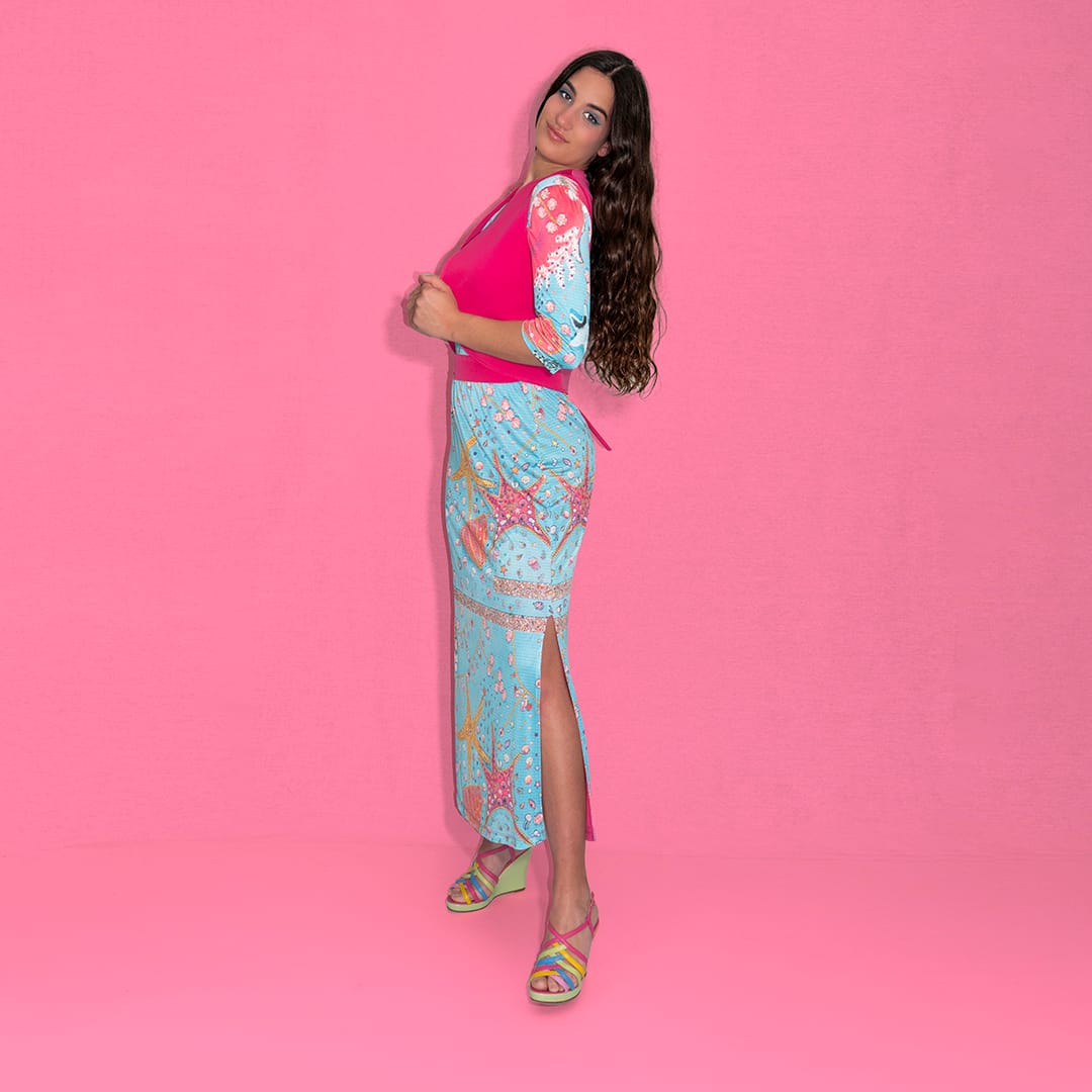 Vestido con estampado de estrellas marinas propio diseñado por Matilda con fajín y chaleco azul turquesa y fucsia