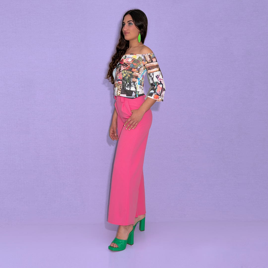 Camiseta cuello barco estampado collage con pantalón alto fucsia diseñado por Matilda